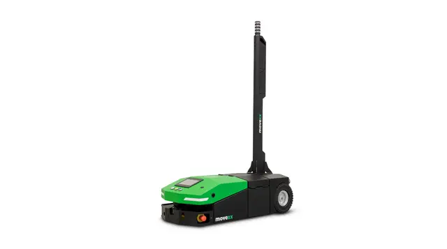 AGV guidé avec scanner de sécurité circulant dans un environnement logistique sécurisé.